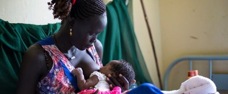 A South Sudanese mother breastfeeds her child (UNICEF South Sudan photo)