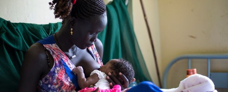 A South Sudanese mother breastfeeds her child (UNICEF South Sudan photo)